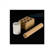 Kordijeritni keramički komadi